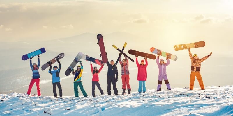 Компания друзей на горке со сноубордом