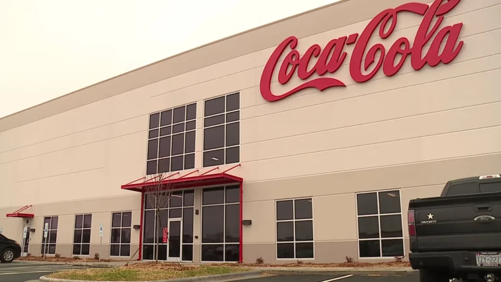 Реклама на крышах жилых домов и торговых центров: виды, нюансы размещения и изготовления